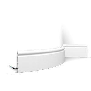 Flexible ogee skirting board with defined profile fitted to curved wall with cable concealment