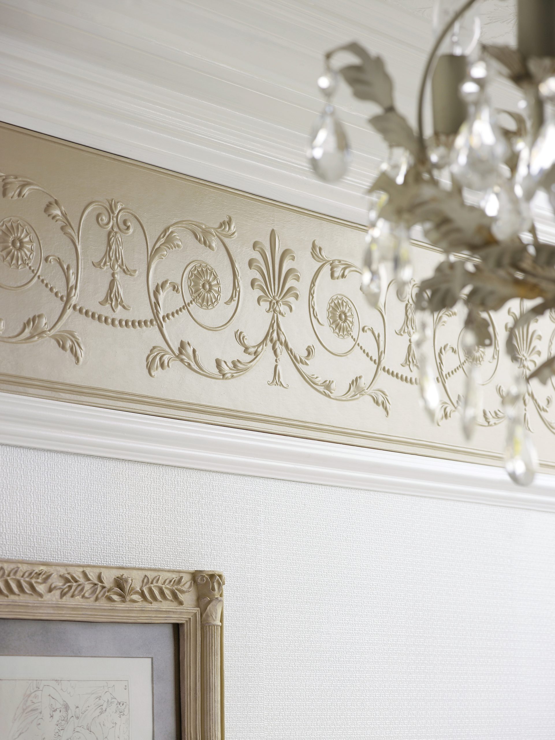 Lincrusta RD1958FR Diana Frieze installed beneath decorative plaster cornice in a traditional interior