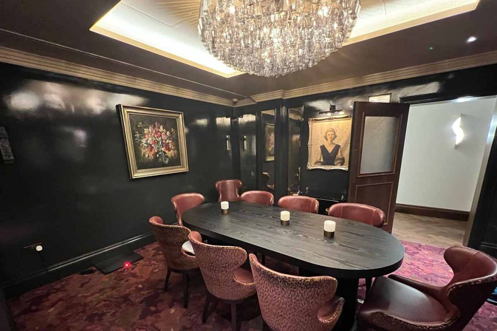 Private dining room at The Sloane Club, London featuring bespoke plaster cornice and luxury interior detailing.