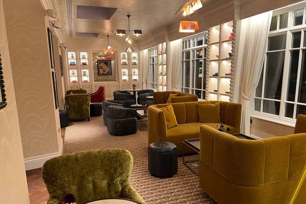 Luxury Library Bar at The Sloane Club, London featuring bespoke plaster cornice, decorative mouldings and custom wall panelling.